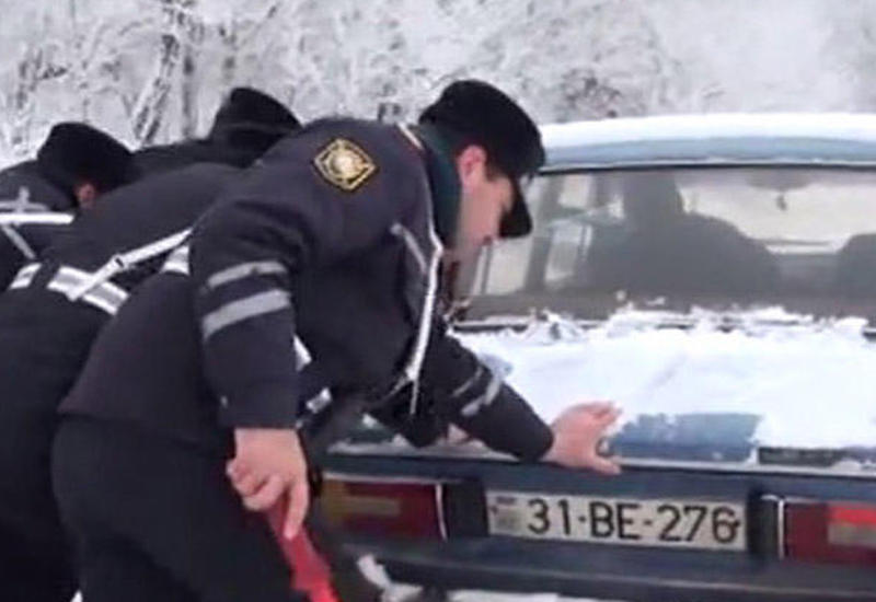 Polislər yolda qalan sürücülərə kömək etdilər
