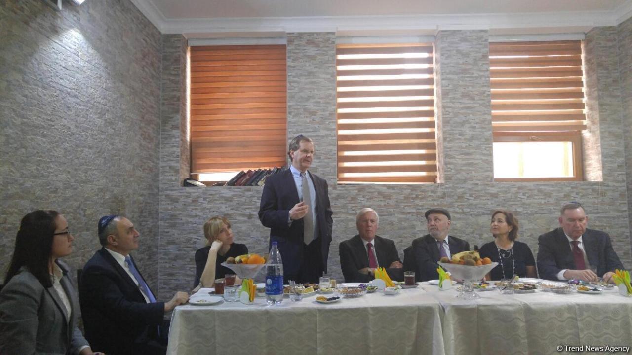 Глава Американского еврейского комитета посетил синагогу в Баку