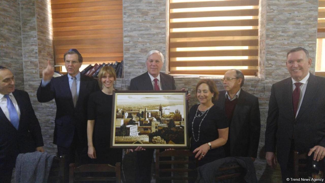 Глава Американского еврейского комитета посетил синагогу в Баку