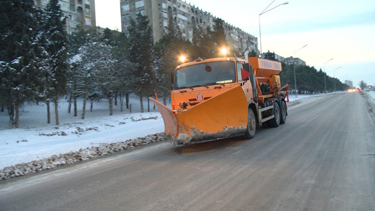 "Азеравтойол" расчищает от снега улицы Баку