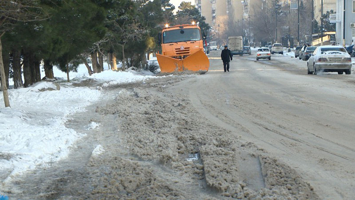 "Азеравтойол" расчищает от снега улицы Баку