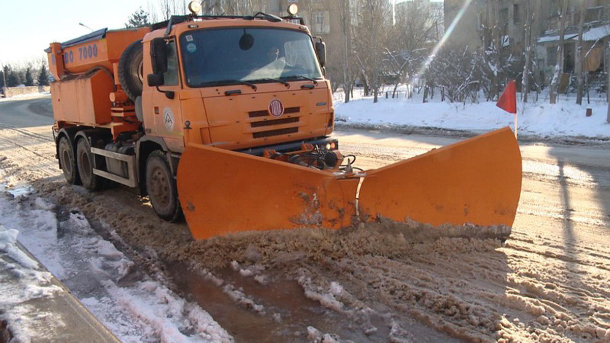 "Азеравтойол" расчищает от снега улицы Баку