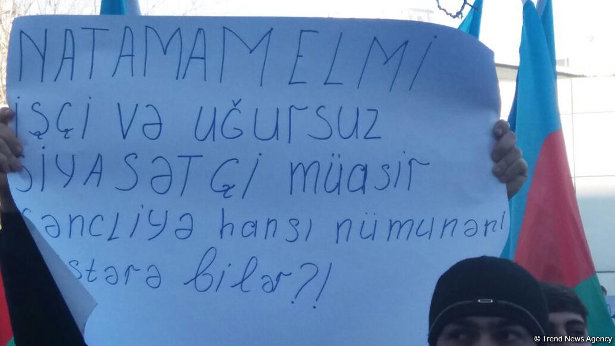 Перед штаб-квартирой партии "Мусават" прошла акция протеста