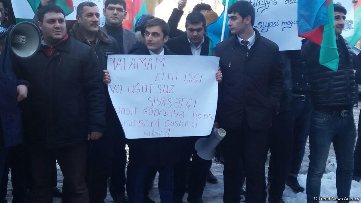 Перед штаб-квартирой партии "Мусават" прошла акция протеста