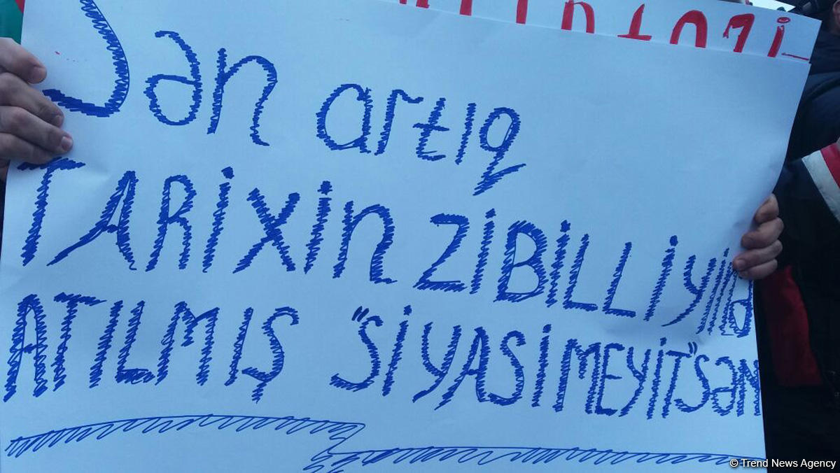 Перед штаб-квартирой партии "Мусават" прошла акция протеста