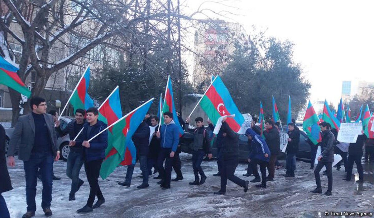 Перед штаб-квартирой партии "Мусават" прошла акция протеста