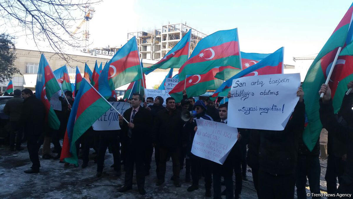 Перед штаб-квартирой партии "Мусават" прошла акция протеста