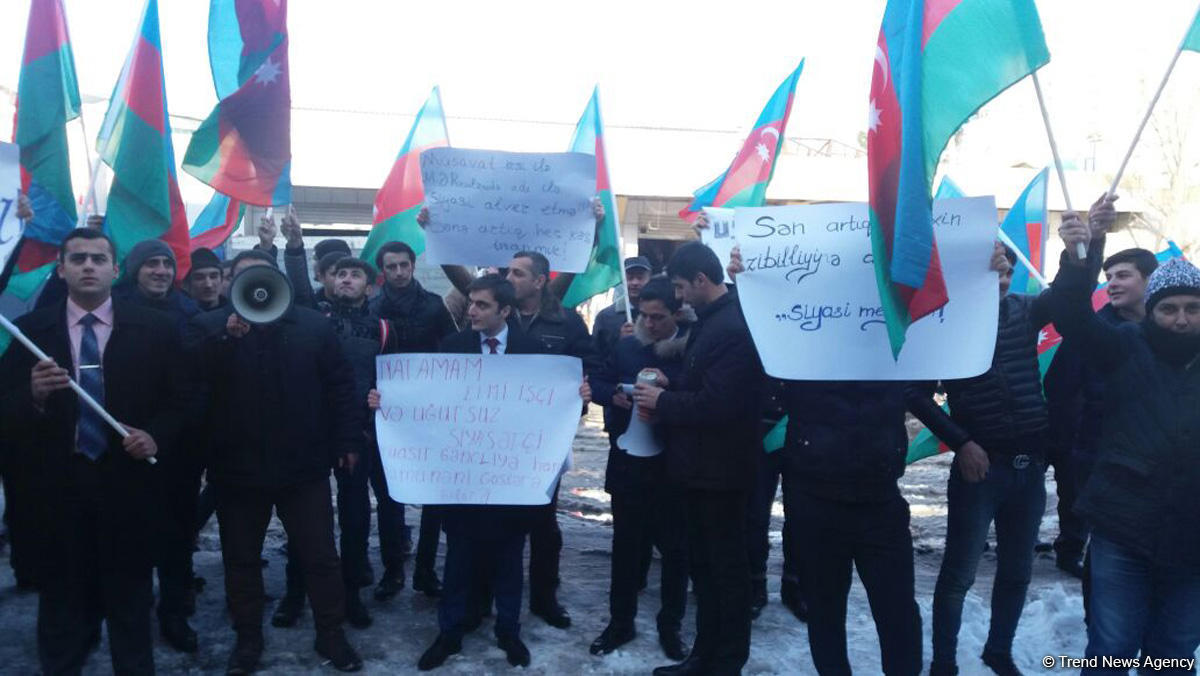 Перед штаб-квартирой партии "Мусават" прошла акция протеста