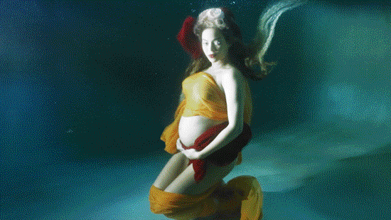 Hamilə Beyonse yarıçılpaq fotolarını yaydı