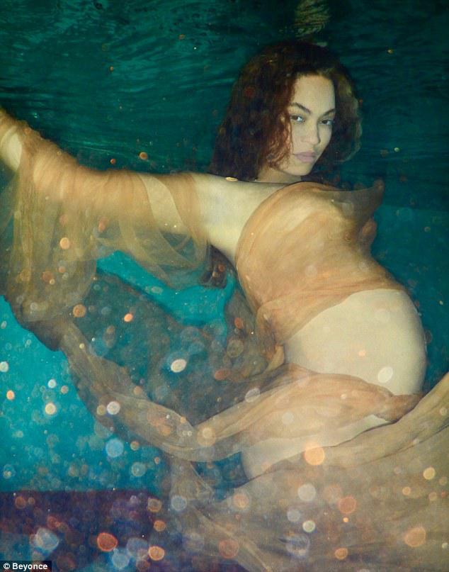 Hamilə Beyonse yarıçılpaq fotolarını yaydı