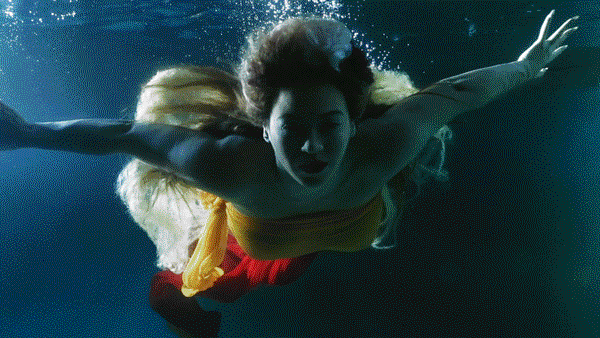 Hamilə Beyonse yarıçılpaq fotolarını yaydı