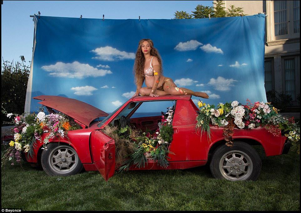 Hamilə Beyonse yarıçılpaq fotolarını yaydı