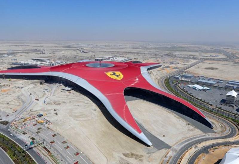 С остановившегося аттракциона спасли десятки человек - в Абу-Даби