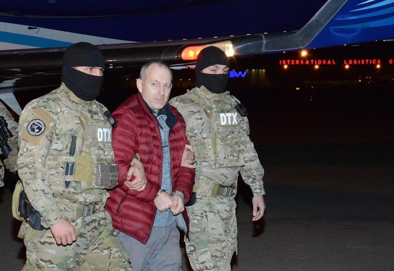 Скандального блогера Лапшина в наручниках доставили в Баку