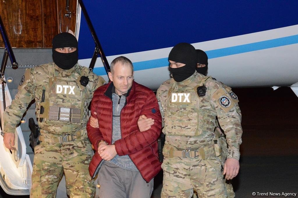 Скандального блогера Лапшина в наручниках доставили в Баку