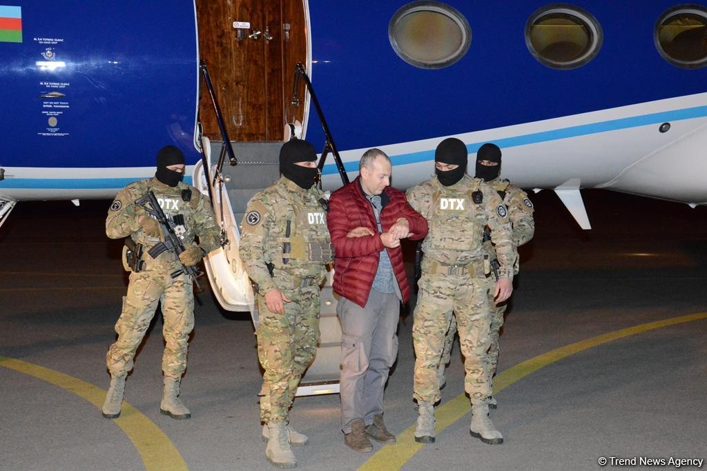 Скандального блогера Лапшина в наручниках доставили в Баку