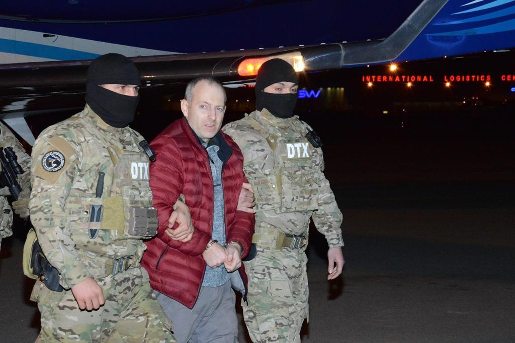 Скандального блогера Лапшина в наручниках доставили в Баку