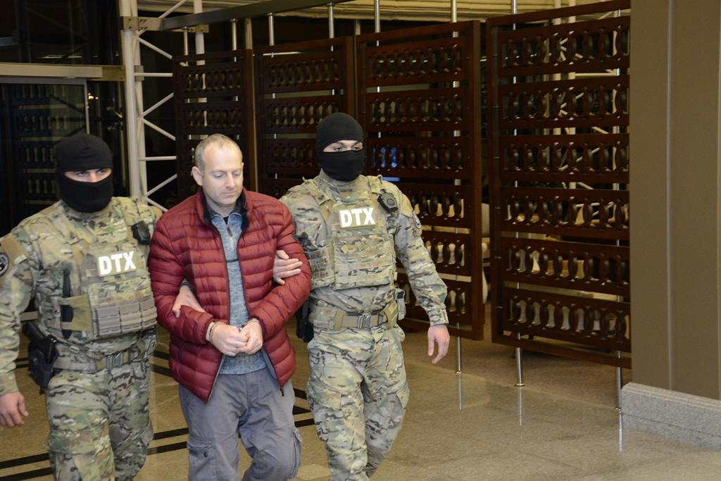 Скандального блогера Лапшина в наручниках доставили в Баку