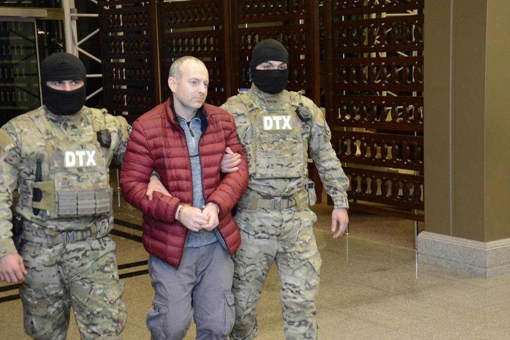 Скандального блогера Лапшина в наручниках доставили в Баку