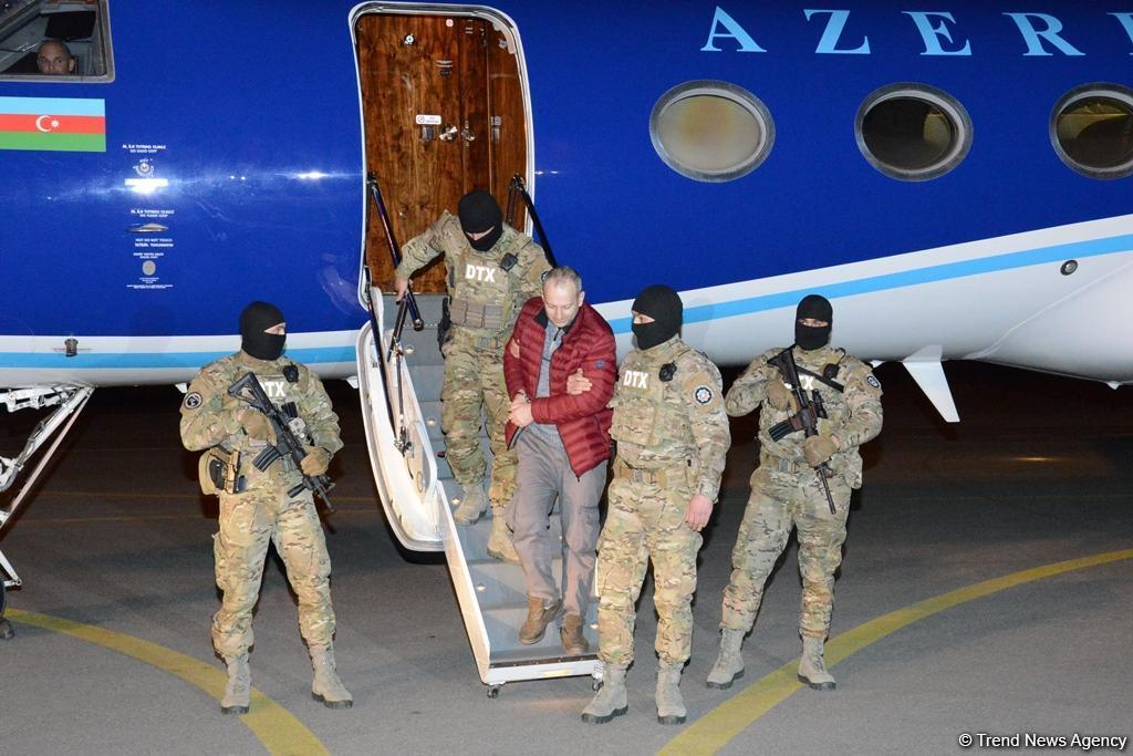 Скандального блогера Лапшина в наручниках доставили в Баку