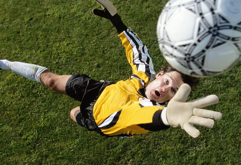 Английский вратарь невероятным образом спас команду