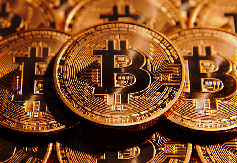Курс биткоина продолжает снижаться