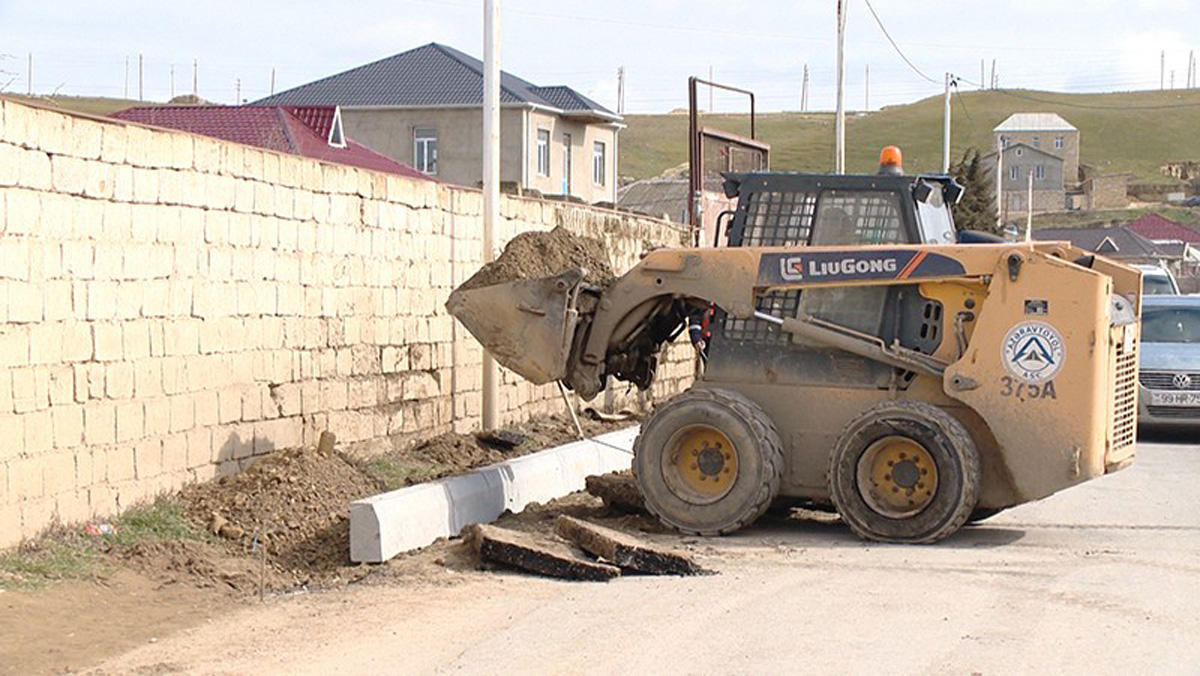 Ремонтируется одна из дорог в Абшеронском районе