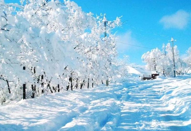 В Лерике перекрыты дороги из-за схода снежной лавины