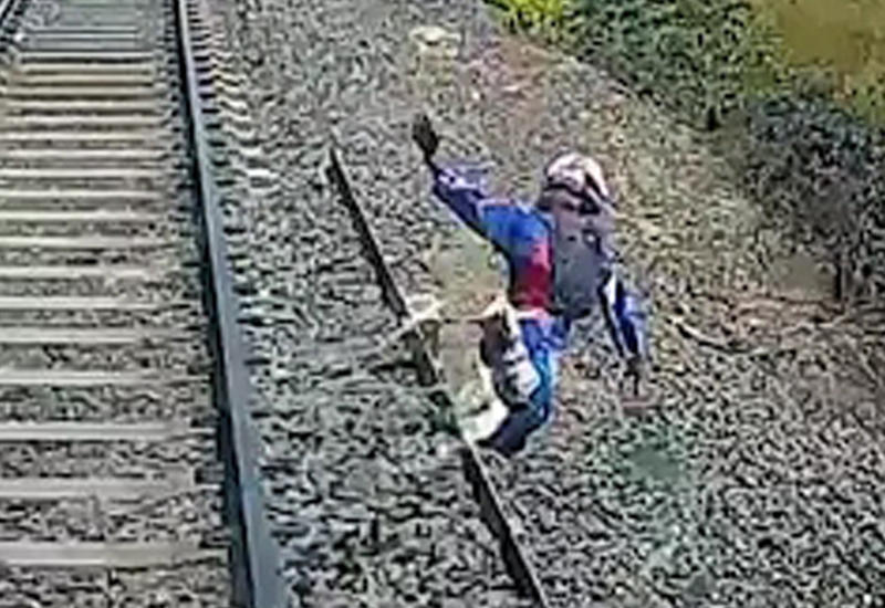 Мотоциклист чудом спасся из-под колес поезда