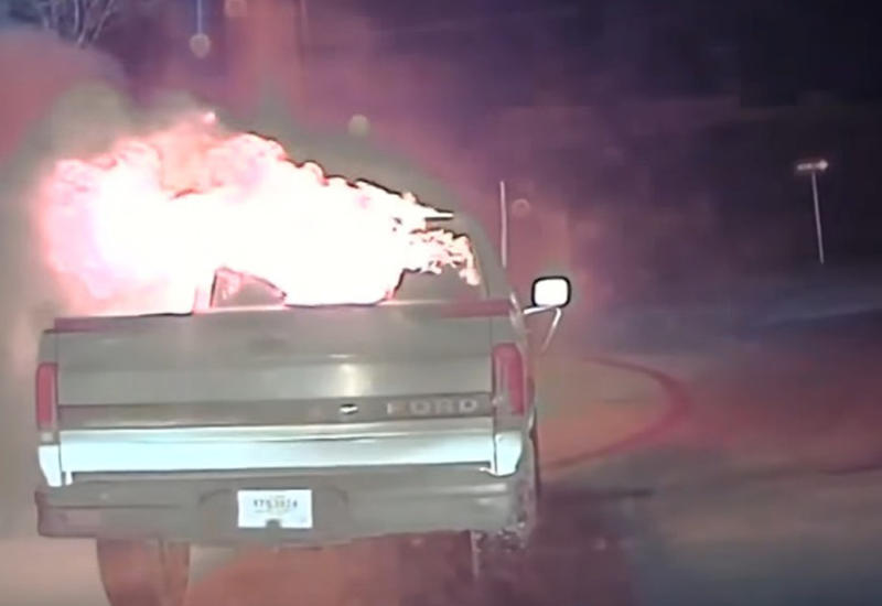 Полицейский протаранил горящий пикап и спас от пожара ресторан