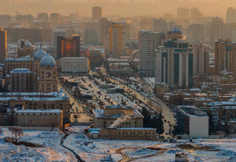 Баку засыпало снегом