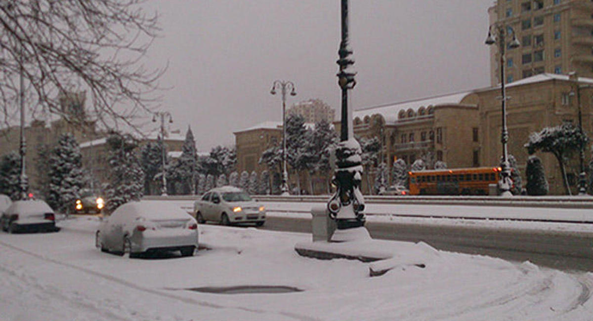 Баку засыпало снегом