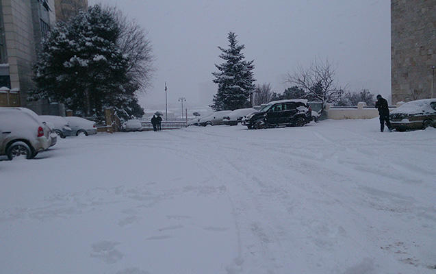 Баку засыпало снегом