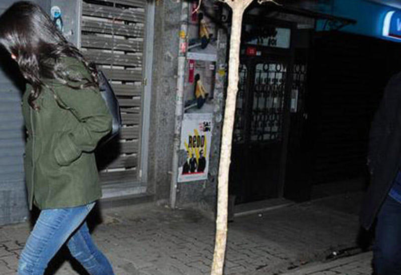Yaşlı aktyor gənc xanımla tutuldu