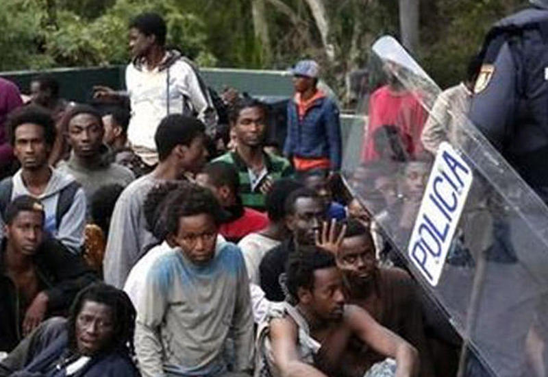 Yüzlərlə qaçqın hasarı aşıb İspaniyaya gəldi