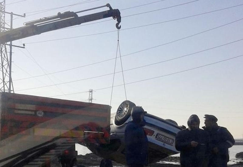 В Баку BMW упала в озеро