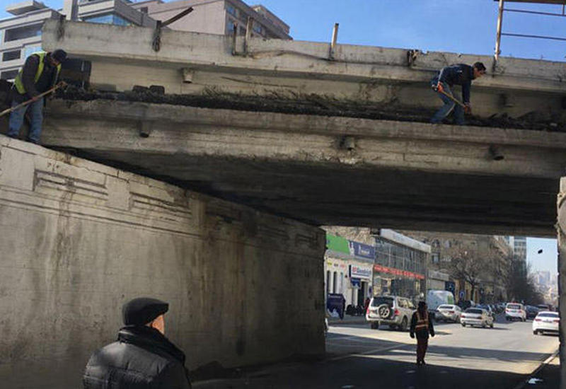 Тяжелое ДТП повредило старейший мост Баку