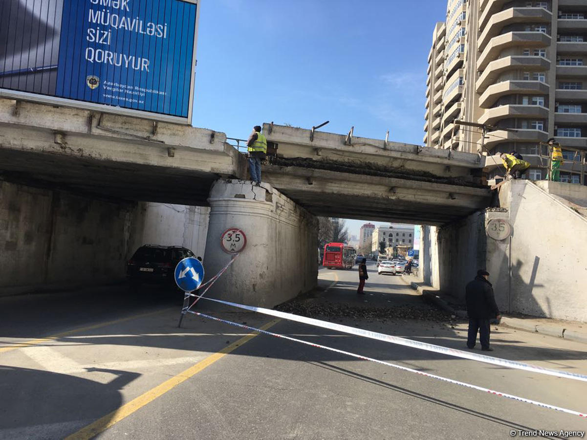 Тяжелое ДТП повредило старейший мост Баку