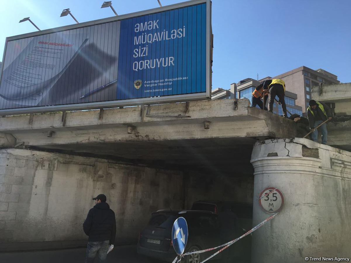 Тяжелое ДТП повредило старейший мост Баку