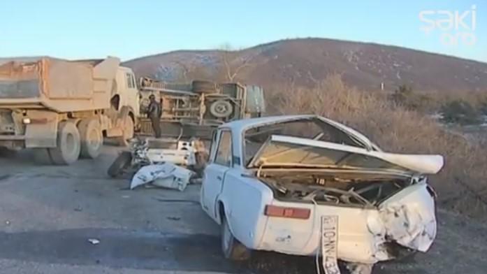 В Азербайджане автомобиль в ДТП разорвало на части, водитель выжил