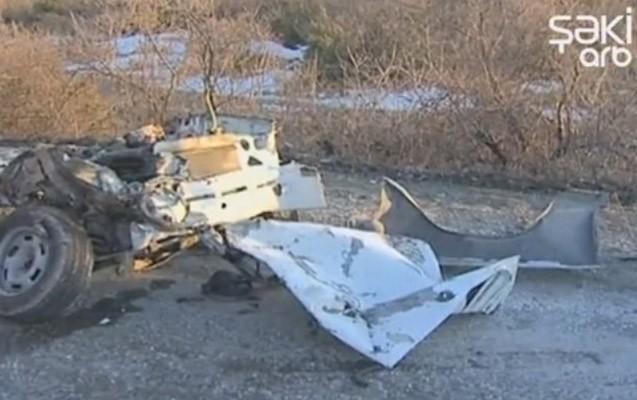 В Азербайджане автомобиль в ДТП разорвало на части, водитель выжил