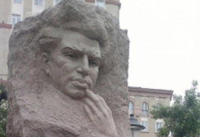 Mikayıl Müşfiqin Bakıdakı büstü götürüldü