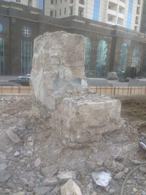 Mikayıl Müşfiqin Bakıdakı büstü götürüldü