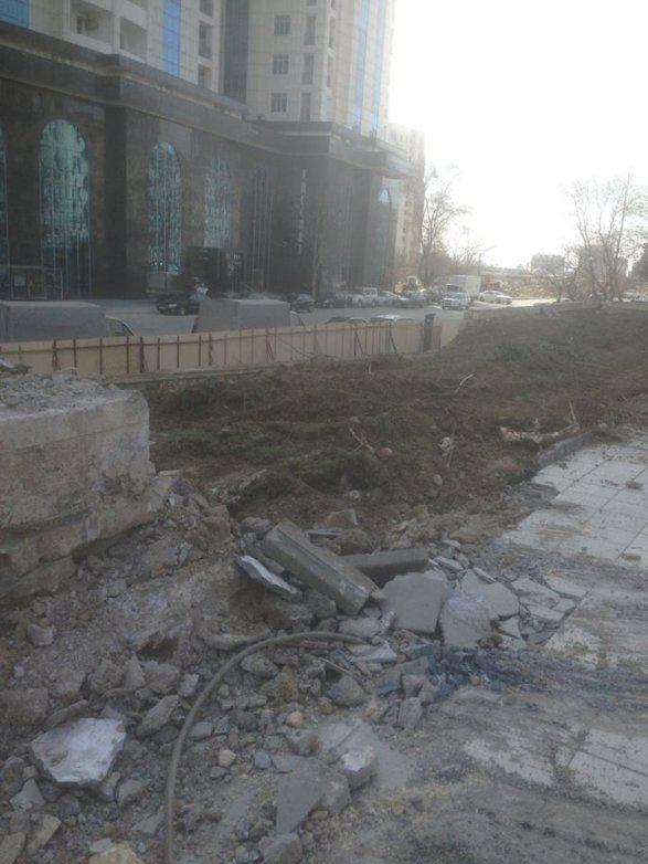 Mikayıl Müşfiqin Bakıdakı büstü götürüldü