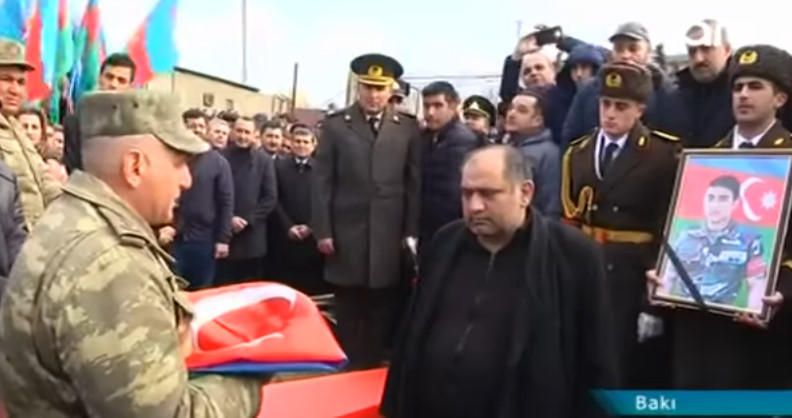 "Komandirin yarasını sarıb, çiyninə alıb aparanda oğlumu vurdular" - Şəhidin atası