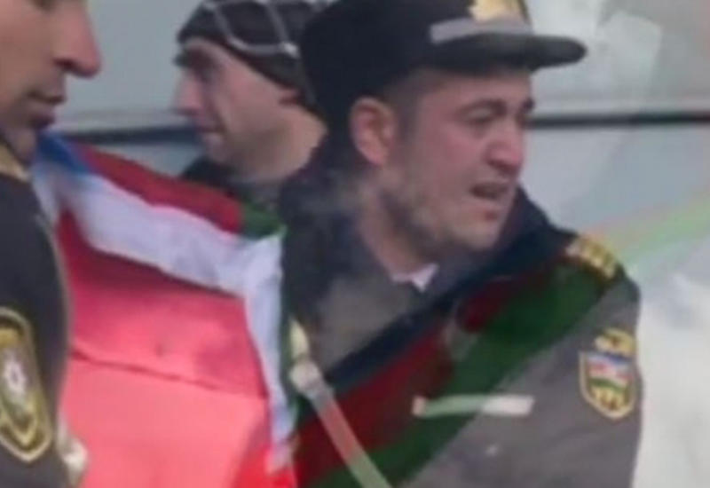 Полицейские со слезами на глазах несут гроб с телом шехида