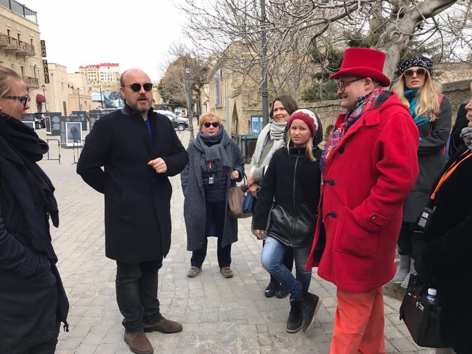 Rusiyalı aparıcının Bakı gəzintisi