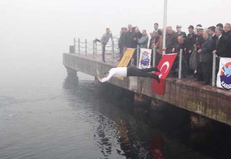 В Турции председатель муниципалитета спас женщину-водолаза