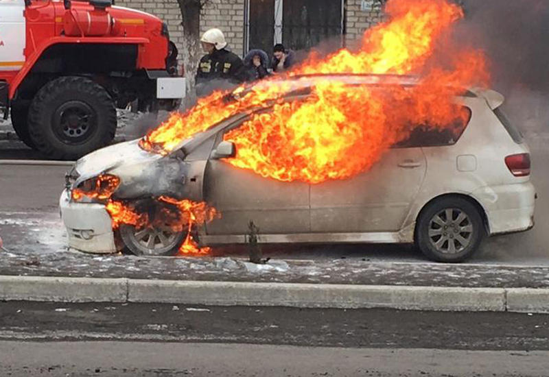 Видео сгоревшей в Чите машины набирает популярность в Сети
