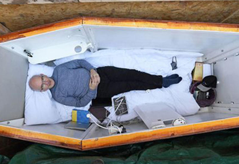 Мужчина похоронил себя заживо, чтобы помочь наркозависимым